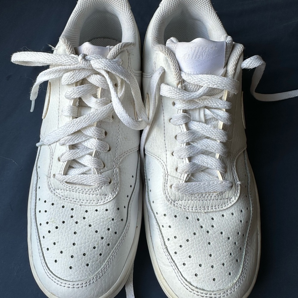 Nike White Sneakers Classic Low-Top Design